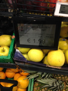 The "tasto" number is in the upper left on this sign for golden apples ("mele").