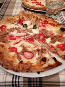 Pizza con tonno (pizza with tuna)! Who would've guessed this exists? Not me! But I like it!