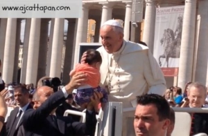 Pope Francis kissing the baby